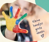 Een kind laat een hand met vrolijke kleuren verf zien