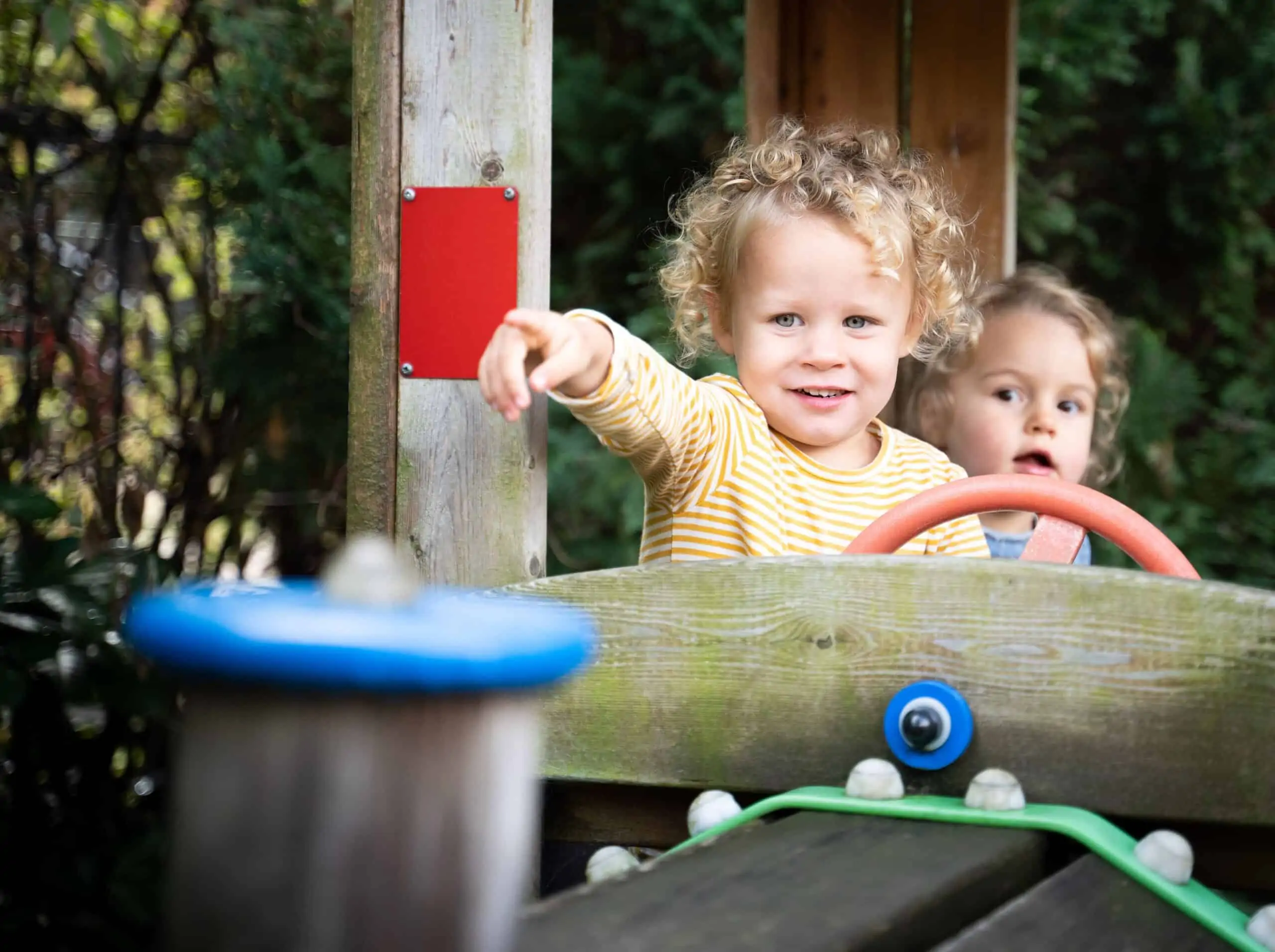 Twee peuters spelen in de speeltuin van Poespas in Nijmegen